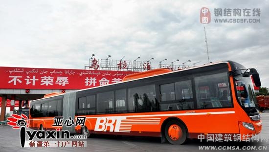 7月26日，首批5輛BRT公交車通過烏拉泊收費(fèi)站。亞心網(wǎng)記者 朱翊 攝