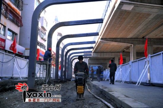烏魯木齊BRT5號線站臺搭建鋼結(jié)構(gòu) 計劃11月底投入運營 烏魯木齊BRT5號線站臺搭建鋼結(jié)構(gòu) 計劃11月底投入運營