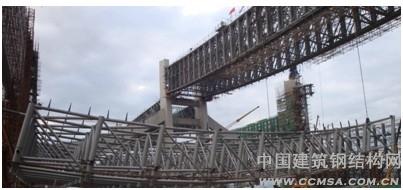 雙向不等高正交鋼管桁架分塊整體提升施工 \